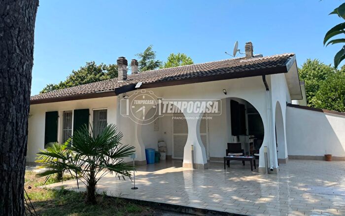 Appartamento trilocale in vendita in Via Urano, Comacchio