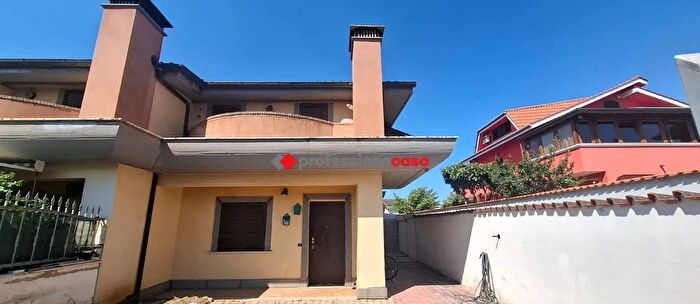 Casa quadrilocale in vendita in Via Corleone, Pomezia