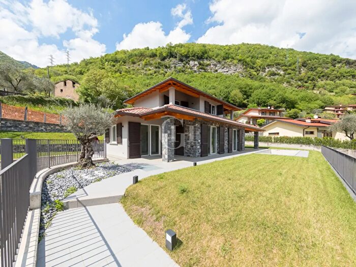 Casa con 7 locali in vendita in Tremezzina