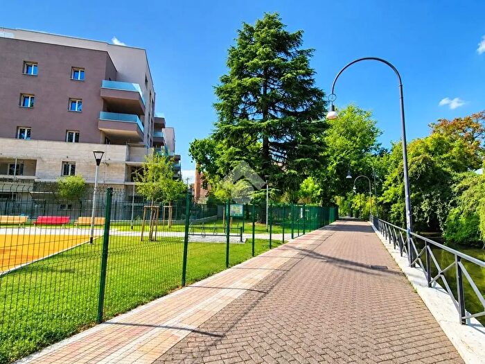 Appartamento trilocale in vendita in Via Rovigno, Milano