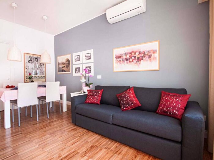 Appartamento trilocale in affitto in Via Ettore Ciccotti, Colli Albani, Roma