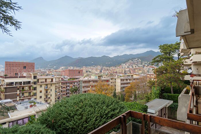 Appartamento con 10 locali in vendita in Via Enrico Bottiglieri, Salerno
