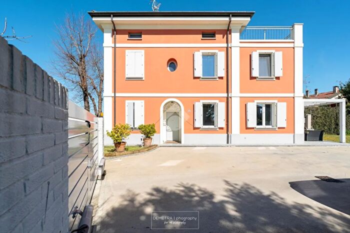 Casa con 6 locali in vendita in Via Budrie, San Giovanni In Persiceto