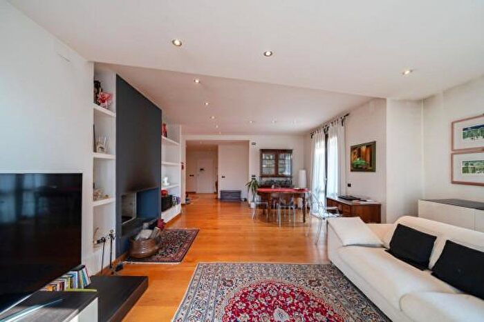 Casa con 6 locali in vendita in Via Filippo Gualterio, Perugia