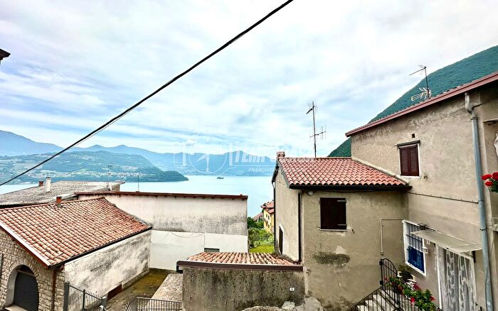 Casa con 6 locali in vendita in Via San Rocco, Tavernola Bergamasca