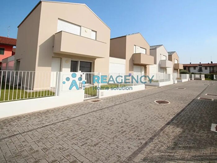 Casa quadrilocale in vendita in Via Santa Chiara, Bassano Del Grappa