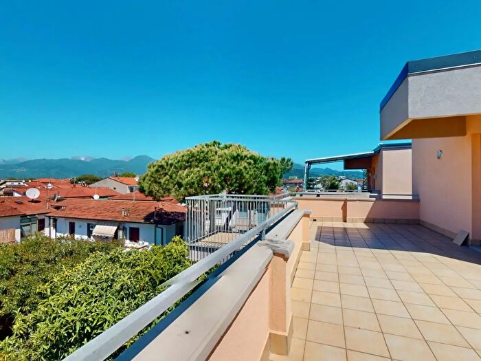 Appartamento con 7 locali in vendita in Viareggio