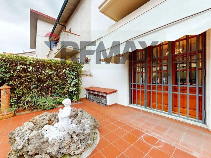 Casa con 7 locali in vendita in Via Menesini, Viareggio