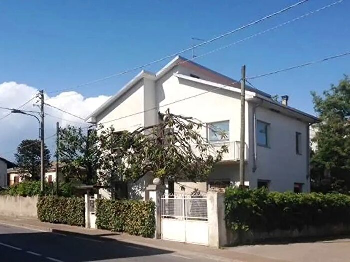 Casa quadrilocale in vendita in Via Boniperti, Momo