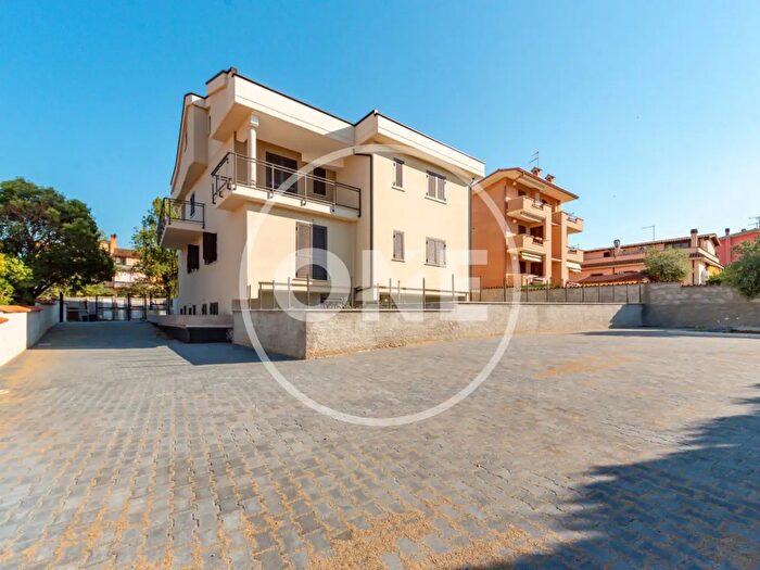 Appartamento trilocale in vendita in Via Francavilla di Sicilia, Roma