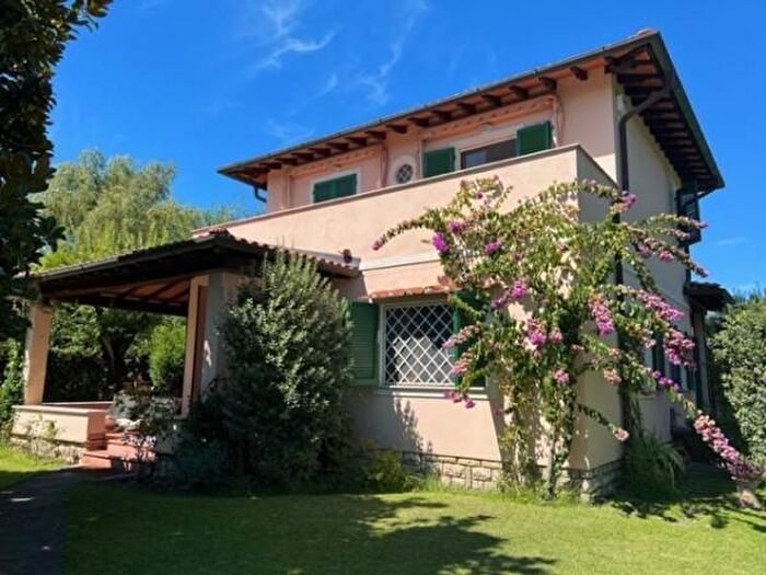 Casa quadrilocale in affitto in Forte Dei Marmi