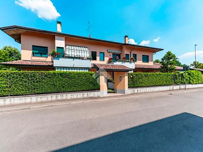 Appartamento trilocale in vendita in Via Lazio, Lainate