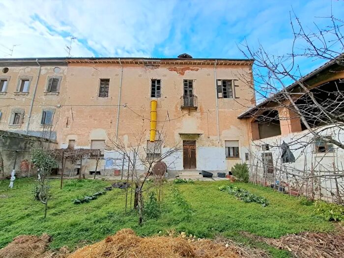 Casa con 8 locali in vendita in Stroppiana