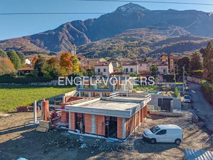 Casa quadrilocale in vendita in Colico