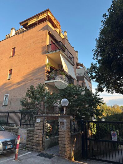 Appartamento trilocale in vendita in Via Gradoli, Roma