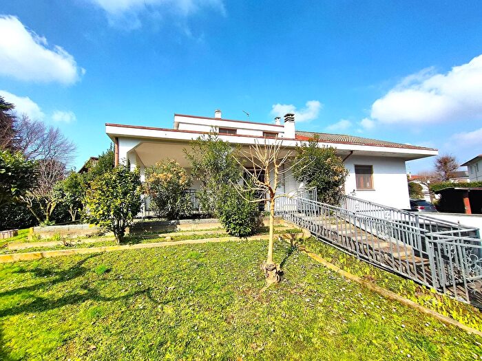 Casa con 5 locali in vendita in Via dei Tigli, Garbagnate Milanese