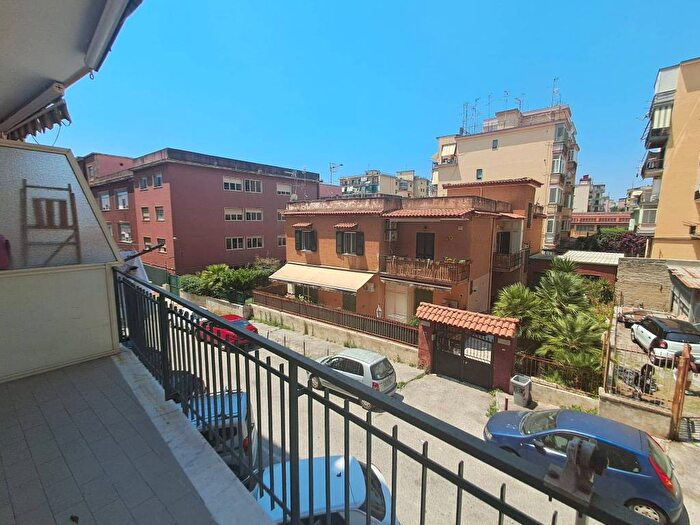 Appartamento trilocale in affitto in Via Diomede Carafa, Bagnoli, Napoli