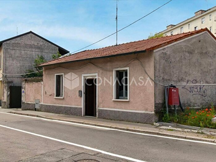 Casa con 5 locali in vendita in Via Ugo Foscolo, Parabiago