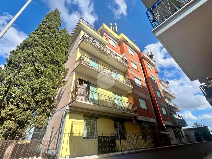 Appartamento trilocale in vendita in Via Angelo Salmoiraghi, Roma