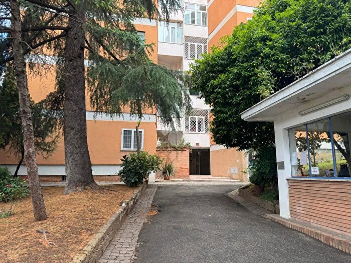 Appartamento trilocale in vendita in Via Ivanoe Bonomi, Roma