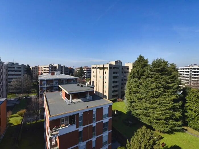 Appartamento con 6 locali in vendita in Via Monte Bianco, Monza