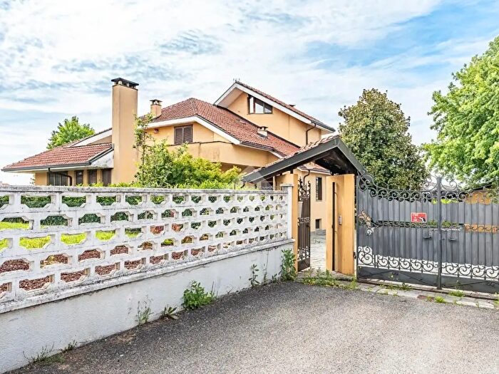 Casa con 8 locali in vendita in Via Val della Torre, San Gillio