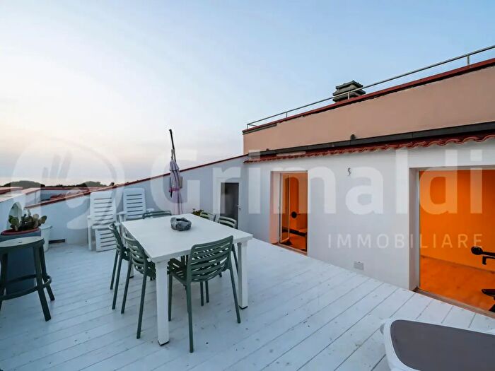 Appartamento con 7 locali in vendita in Via Pacinotti, Livorno