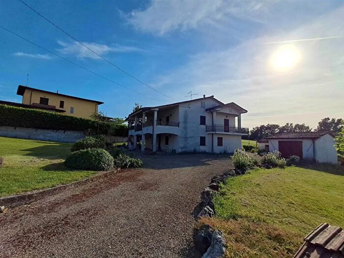 Casa con 9 locali in vendita in Agazzano