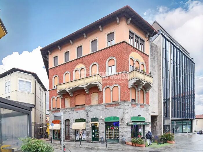 Appartamento quadrilocale in vendita in Piazza Giuseppe Garibaldi, Cantu