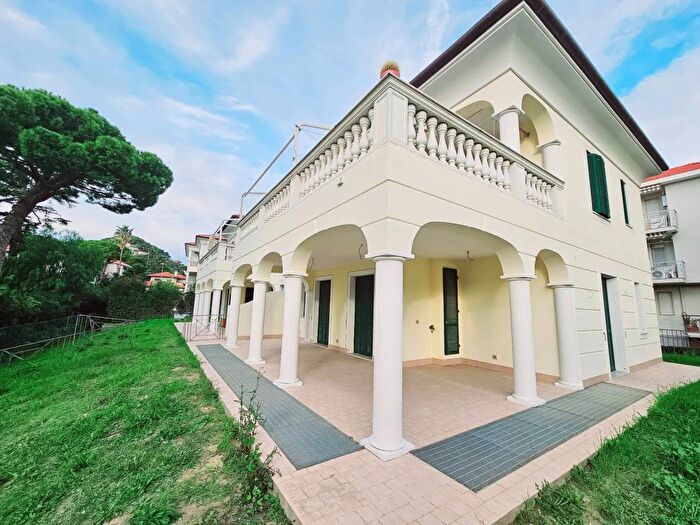 Appartamento con 5 locali in vendita in Via Giulio Cesare Bordighera, Bordighera