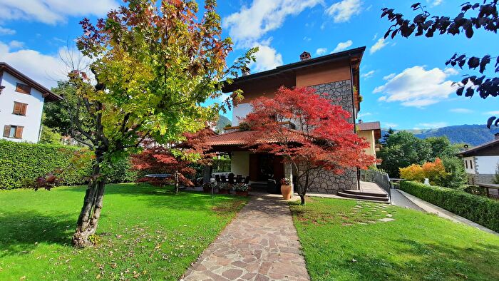 Appartamento trilocale in affitto in Via Provinciale, Castione Della Presolana