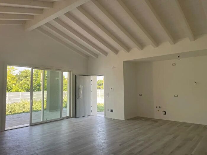 Casa quadrilocale in vendita in Via Venticinque Aprile, Legnaro
