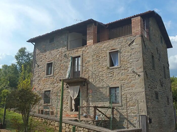 Casa con 10 locali in vendita in Villa Collemandina