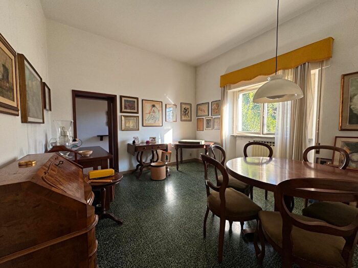 Appartamento con 6 locali in vendita in Pietrasanta