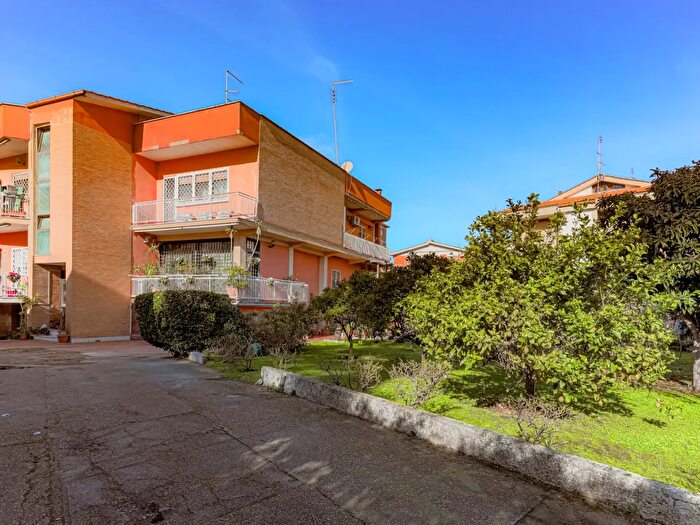 Appartamento con 5 locali in vendita in Via Punta Palizzi, Roma