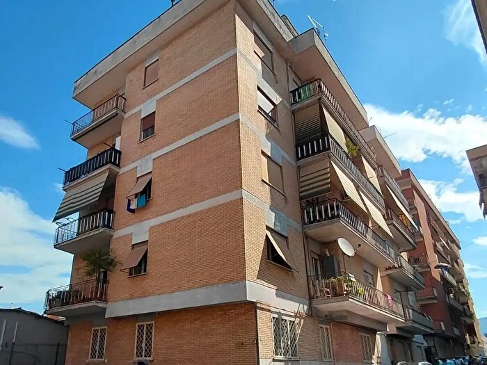 Appartamento trilocale in vendita in Via Poerio, Guidonia Montecelio