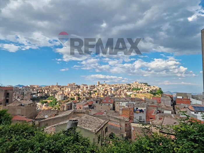 Appartamento con 5 locali in vendita in Via Silvia, Enna