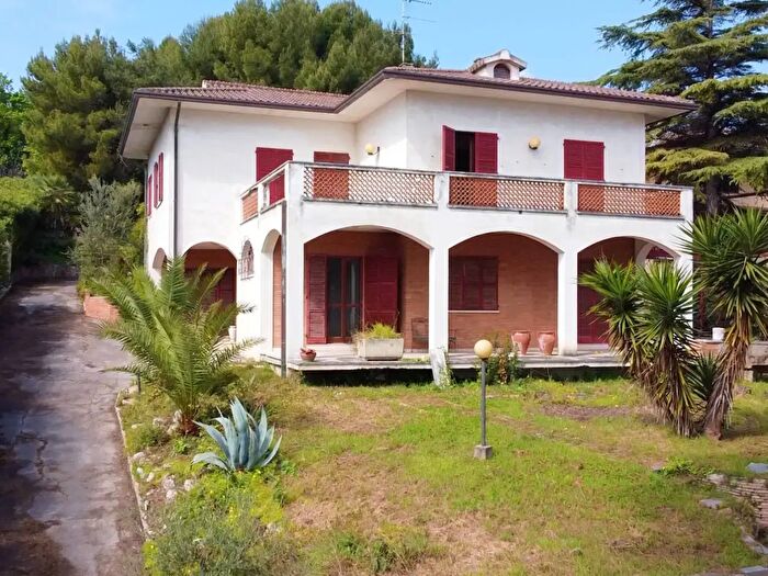Casa con 7 locali in vendita in Via Donizetti, Porto San Giorgio