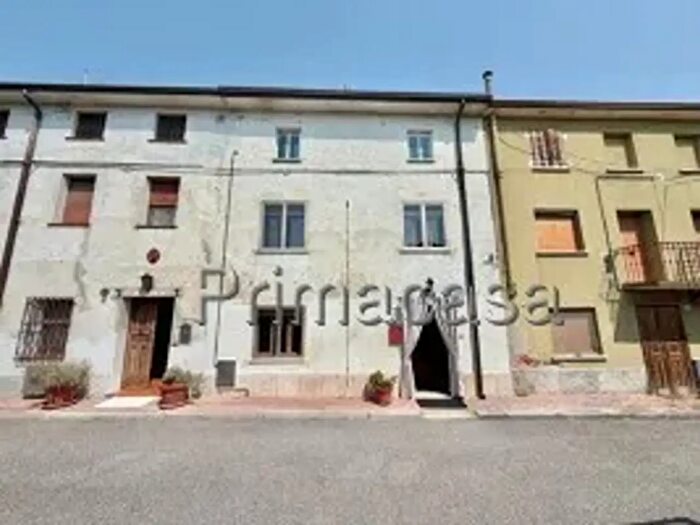 Casa con 9 locali in vendita in Via Fratelli Cairoli, Erbe'
