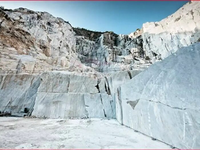 Casa con 7 locali in vendita in Via Castellaro, Carrara