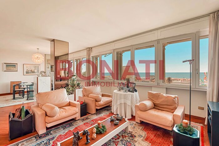 Casa con 10 locali in vendita in Viale Giosuè Carducci, Viareggio