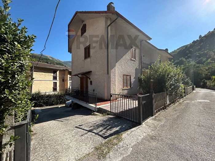 Casa con 6 locali in affitto in Piedipaterno, Vallo di Nera