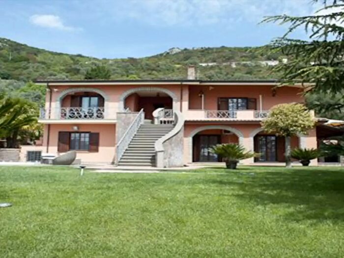 Casa con 12 locali in vendita in Via del Cancello Rosso, SantOreste