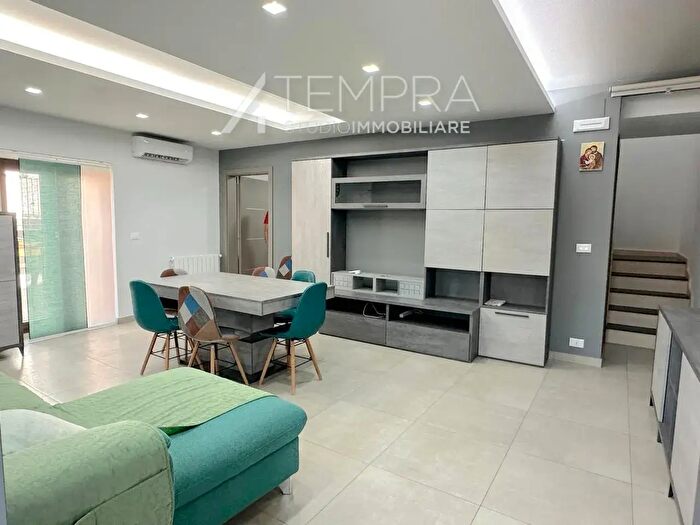 Appartamento con 5 locali in vendita in Via Santa Chiara, Adrano