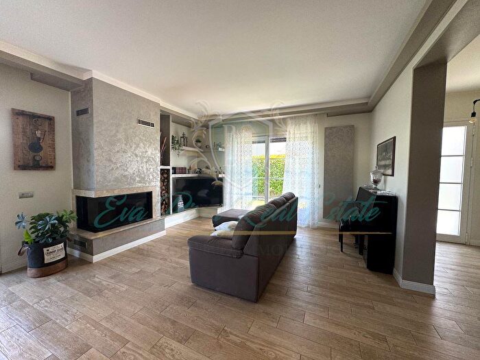 Casa con 8 locali in vendita in Via Rossini, Castiraga Vidardo