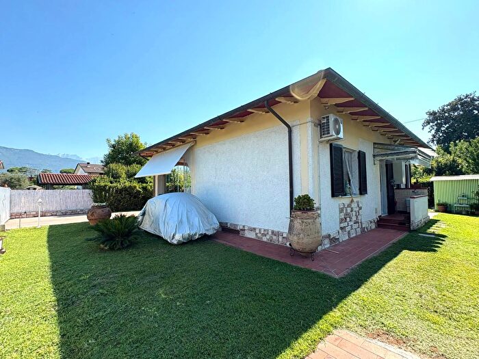 Casa quadrilocale in vendita in Massa