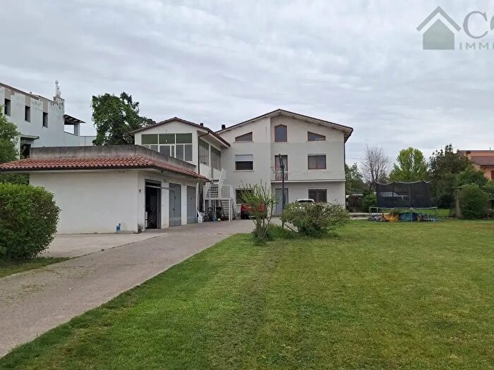 Casa con 9 locali in vendita in Via della Repubblica, Dueville