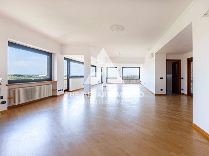 Appartamento con 5 locali in affitto in Piazza Stefano Jacini, Vigna Clara Vigna Stelluti, Roma