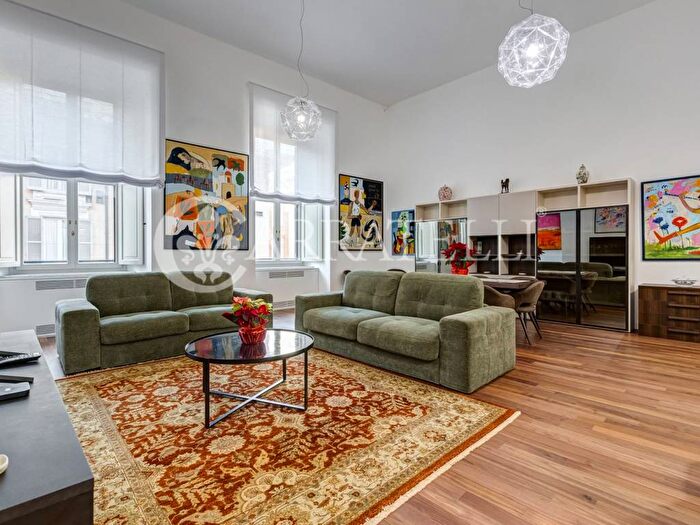 Appartamento con 6 locali in affitto in Piazza di San Silvestro, Spagna, Roma