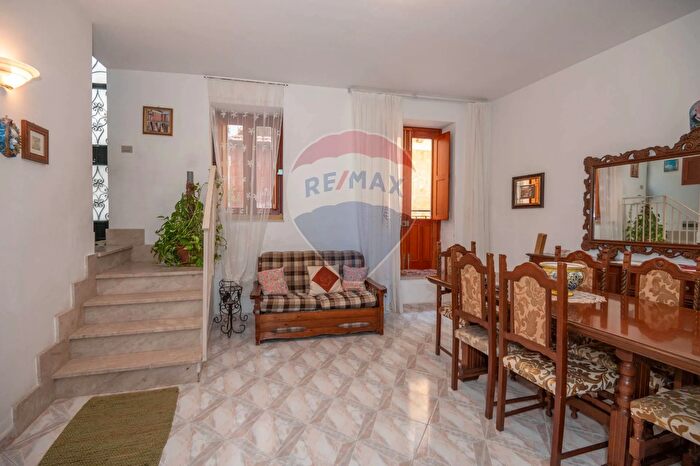 Casa con 6 locali in vendita in Via Vittorio Emanuele, Melilli